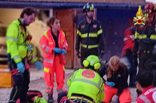 Osimo - Soccorsa persona intrappolata sotto la sua auto durante lavori di manutenzione